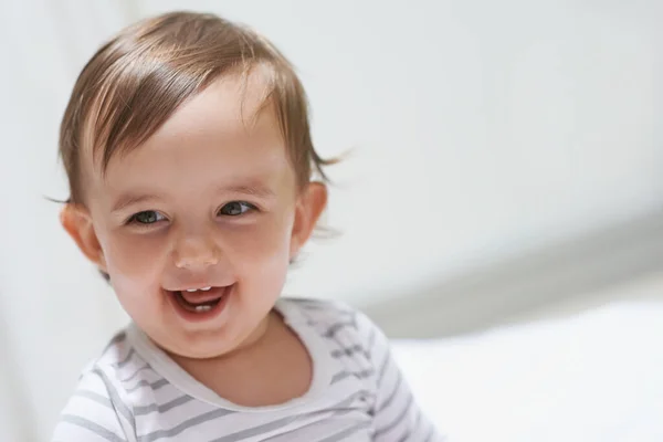 在地板上玩耍 宝宝发育 宝宝有脸 快乐健康 心情好 童年时代 充满热情 — 图库照片