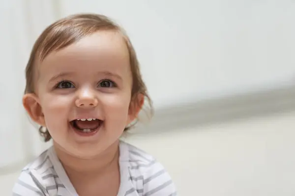笑着在地板上玩耍 宝宝发育 宝宝有脸 快乐健康 心情好 童年时代 充满热情 — 图库照片