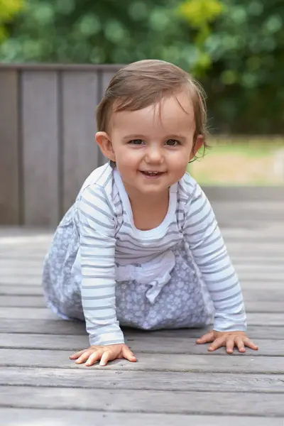 Baby Meisje Kruipend Naar Buiten Portret Vloer Kind Ontwikkeling Groei — Stockfoto