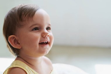 Bebek, kız ve evde meraklı ya da mutlu bir bebek, çocuk gelişimi ve çocukluk çağında büyüme. Kadın, sağlıklı çocuk ve evde tatlı ya da pozitif, huzurlu ve neşeli bakım ya da dinlenme için..