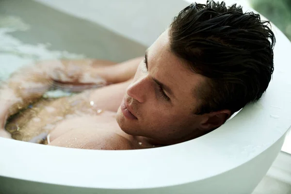 Muž Koupel Voda Pro Relaxaci Koupelně Myšlením Wellness Uvažování Výhledem — Stock fotografie