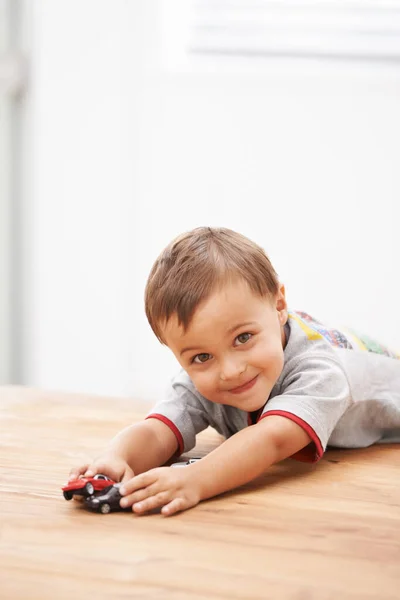Carros Brinquedos Retrato Criança Por Mesa Jogando Para Aprendizagem Desenvolvimento — Fotografia de Stock