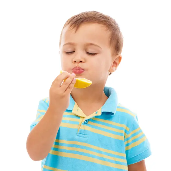 Syöminen Hedelmiä Muotokuva Lapsen Sitruunalla Valkoisella Taustalla Studio Mockup Tilaa — kuvapankkivalokuva