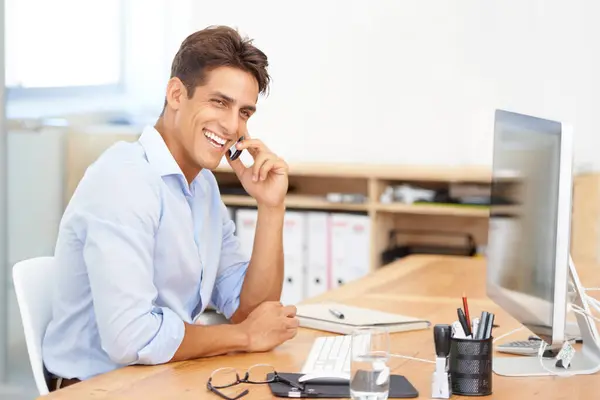ネットワーキング チャットで交渉 または幸せなビジネスマン コミュニケーションまたはオファーのための議論のオフィスの机で笑うモバイル 笑顔またはマネージャー — ストック写真
