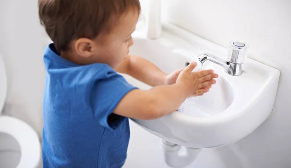 Çocuk Çocuk Tuvalette Ellerini Yıkamak Için Hijyen Evde Mikrop Bakterileri — Stok fotoğraf
