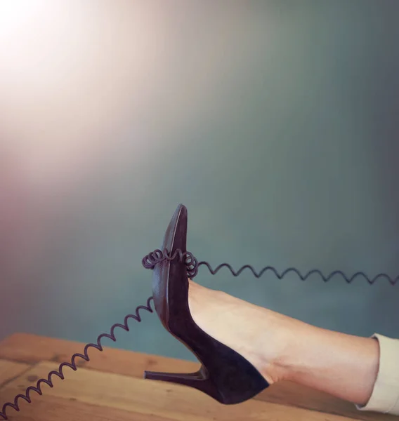 Schuhe Tisch Oder Entspannte Frau Mit Telefonkabel Büro Zur Vernetzung — Stockfoto