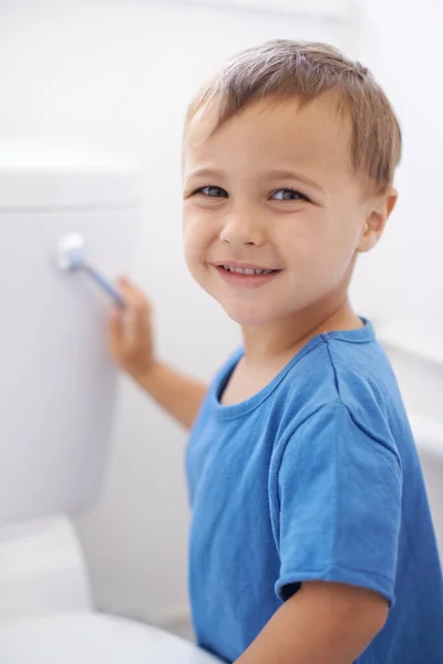 Erkek Çocuk Sifonu Çek Tuvalet Eğitimi Gülümseme Portre Aile Evinde — Stok fotoğraf