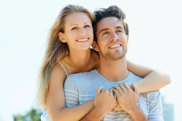 爱或快乐的夫妻在户外约会时拥抱 以便在夏天一起支持或爱大自然 浪漫的男人或女人 在假期里 为了友情 旅行或健康 带着微笑或快乐 — 图库照片