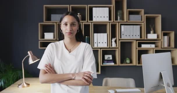 Ciddi Çapraz Kollar Ofiste Yaratıcı Kariyeri Olan Bir Kadın Tasarım — Stok video