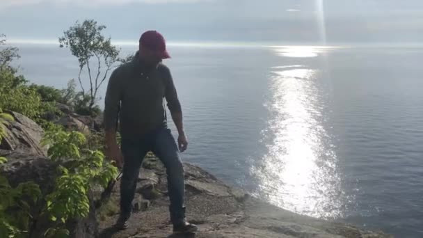 Океан Путешествия Прогулки Человека Природе Свобода Солнечные Линзы Вспыхивают Море — стоковое видео