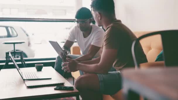 Plano Negócios Conselhos Homens Café Com Tablet Laptop Reunião Para — Vídeo de Stock