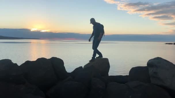 Mar Rocha Homem Caminhadas Pôr Sol Livre Natureza Liberdade Viagens — Vídeo de Stock