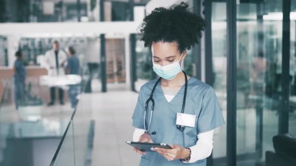 Γυναίκα Νοσοκόμα Και Tablet Μάσκα Για Έρευνα Επικοινωνία Δικτύωση Στο — Αρχείο Βίντεο