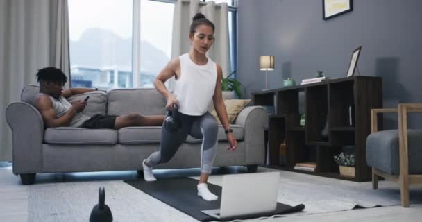 Kobieta Waga Laptop Lub Trening Domu Dla Zdrowej Pary Fitness — Wideo stockowe