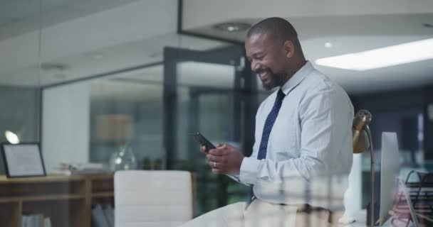 Homme Affaires Smartphone Rire Pour Message Drôle Bureau Conversation Ligne — Video