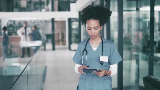 Pielęgniarka Twarz Tabletka Dla Wyników Badań Szpitalnych Lub Zaufania Pacjentów — Wideo stockowe