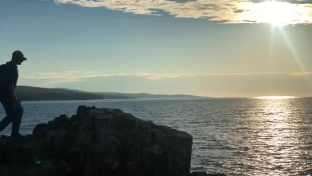 Ocean Rock Sylwetka Człowieka Zachodzie Słońca Świeżym Powietrzu Przyrodzie Wolność — Wideo stockowe