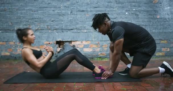 高五和健身教练在城市与健康的身体和一起通过户外运动 女人和紧张的肌肉训练与色调 雨和愉快的运动胃在城里 — 图库视频影像