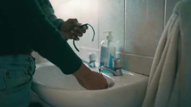 집에서 씻거나 건강한 수화를위한 싱크대 박테리아 예방을 세균이나 바이러스를 중지하기 — 비디오