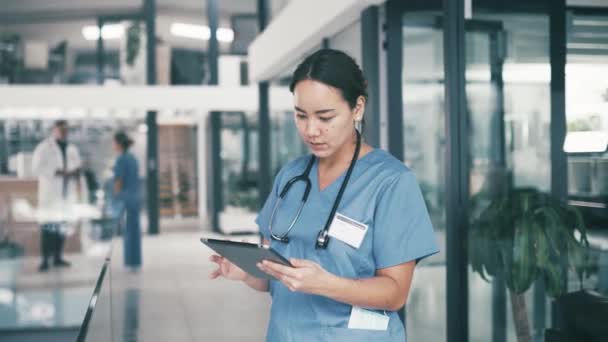 Mujer Asiática Médico Tableta Para Investigación Comunicación Networking Hospital Mujer — Vídeo de stock