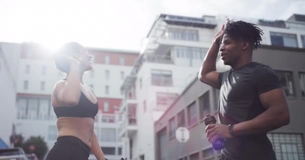 Mann Frau Und Workout High Five Der Stadt Oder Sportliche — Stockvideo