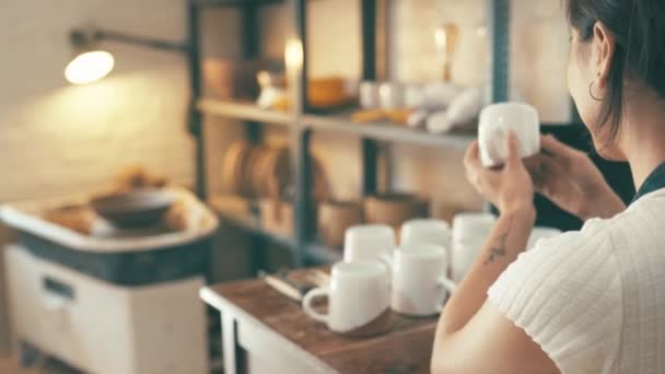Garncarstwo Warsztaty Kobieta Sprawdzić Kubek Ceramiczne Wzornictwo Lub Kubek Zapewnienia — Wideo stockowe