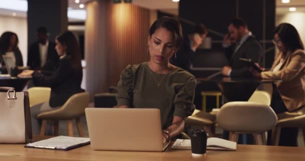 Корпоративні Жіночі Ноутбукові Працюють Вночі Друкують Звіт Юридичної Справи Досліджень — стокове відео