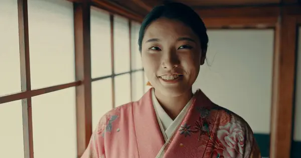 伝統的なファッションで着物の儀式 肖像画 日本の女性 ヴィンテージ スタイル 古代文化の誇りや幸せ 先住民の服に笑顔を持った少女 — ストック写真