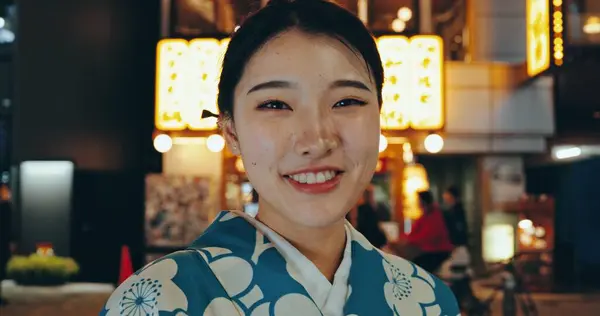 Mulher Japonesa Quimono Feliz Retrato Noite Cidade Religião Celebração Herança — Fotografia de Stock