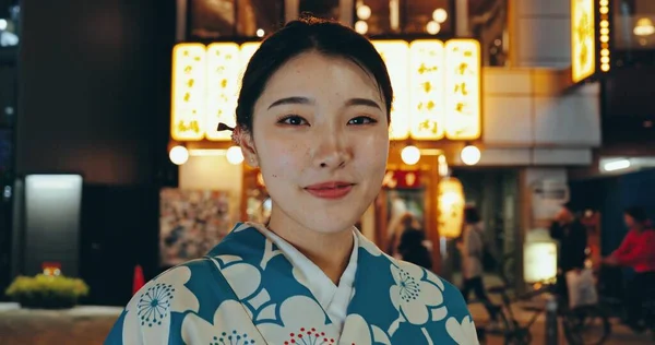 日本の女性 夜の肖像画の着物や文化 都市や伝統のお祝いにファッション 美しさ ウェルネス 先住民のスタイルで東京の若者 伝統的な服 — ストック写真