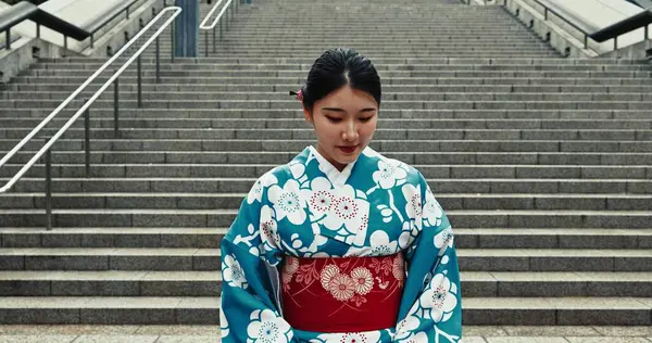 Mulher Japonesa Viagens Quimono Por Escadas Cidade Urbana Patrimônio Para — Fotografia de Stock