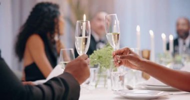 Gala, kutlama ya da lüks alkollü içecekle yapılan sosyal etkinlik için eller, bardaklar ve şampanya. Alkollü insanlar tost ve parti için içer. Kutlama için şenlik ve şarap..