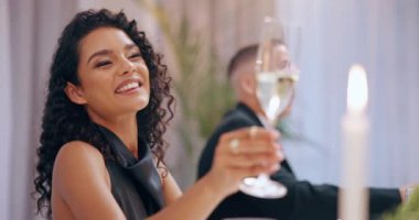 Kadın, kadeh ve şampanya galada tost, kutlama ya da sosyal etkinlik için lüks alkollü içecek. Alkolle mutlu. Kutlama ve parti için. Kutlama için şenlik ve şarap..