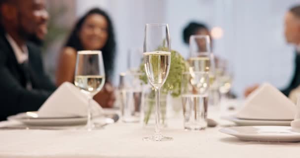 晚餐和人们在特别活动中带着派对玻璃杯 朋友团聚或精美餐厅 饮料和雅致的群体 有雅致的饮料 酒精或闪耀的白葡萄酒 — 图库视频影像