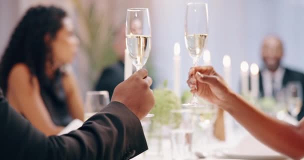在聚会 庆祝活动或聚会上用酒精饮料敬酒的手 眼镜和香槟 人们喝酒是为了庆祝 — 图库视频影像