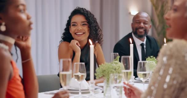 Щаслива Жінка Обідня Розмова Люди Сміються Вечірці Зустрічаються Друзі Або — стокове відео