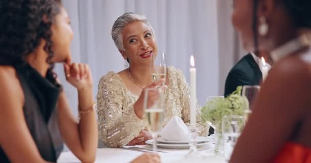 Шампанське Вечірка Вечерю Друзі Жінки Тости Проведення Заходів Соціальної Групи — стокове відео