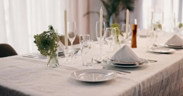 Τραπέζι Διακόσμηση Και Γαμήλιο Ρομαντικό Σκηνικό Για Πάρτι Πολυτελή Εκδήλωση — Αρχείο Βίντεο