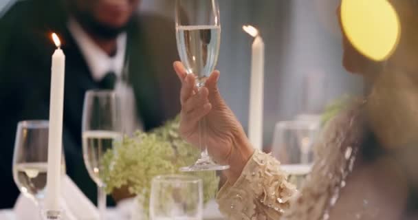 Champagne Etentje Elegante Vrouw Met Glas Sociaal Evenement Vriendenreünie Nieuwjaar — Stockvideo