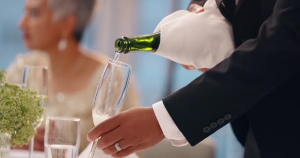 Bicchiere Champagne Cameriere Mani Persona Versare Liquido All Evento Sociale — Video Stock