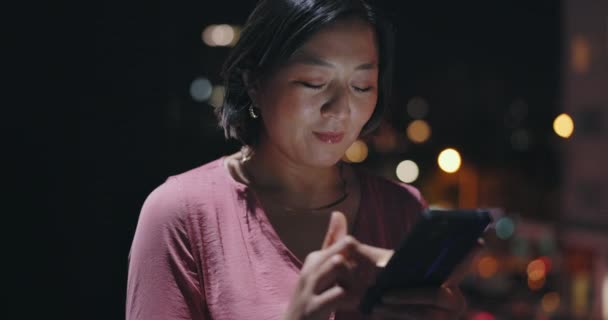商业女性 城市和电话在夜间滚动应用程序 阅读数字新闻和更新信息在东京 在智能手机 社交网络或网络黑暗中打字的日本老工人 — 图库视频影像