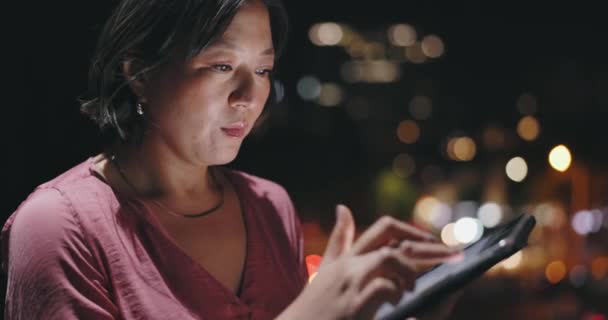 Kadını Şehir Tablet Geceleri Tokyo Haberleri Okuyup Güncellemek Için Uygulama — Stok video