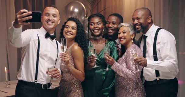 Amigos Champagne Tostado Selfie Para Año Nuevo Fiesta Gala Con — Vídeos de Stock