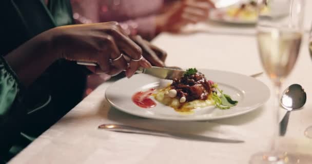 Mãos Comida Prato Jantar Cortar Carne Mesa Evento Social Gala — Vídeo de Stock