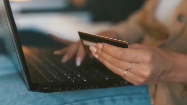 Dłonie Karta Kredytowa Laptop Zakupów Online Domu Commerce Rejestracji Płatności — Wideo stockowe