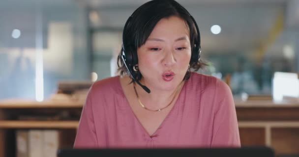 ビジネス女性 コールセンターのコミュニケーションとカスタマーサポートのためのラップトップ EコマースFaqまたはオフィスのサービス ソリューションまたはWebアドバイスのためのプロのアドバイザー 仮想アシスタントまたはアジアのコンサルタント — ストック動画