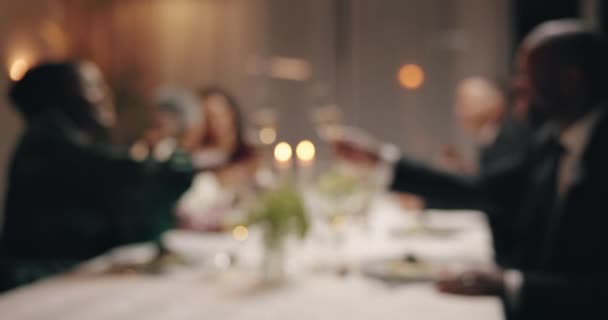 Blur Sampanye Dan Gelas Dengan Orang Orang Perayaan Dan Makan — Stok Video