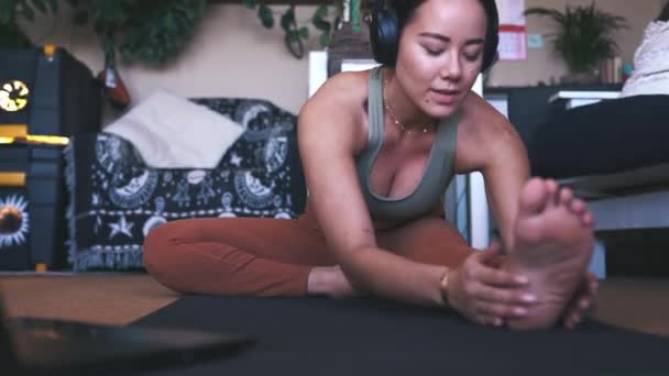 Mulher Asiática Com Fones Ouvido Ioga Alongamento Pernas Para Fitness — Vídeo de Stock