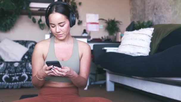 Donna Casa Materassino Esercizio Smartphone Cuffie Musica Streaming Ascolto Felice — Video Stock
