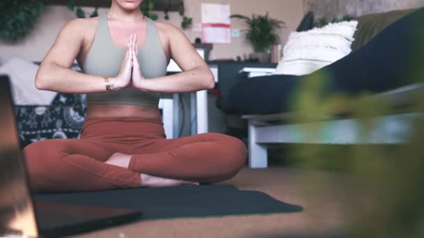 Meditazione Consapevolezza Donna Con Mani Preghiera Zen Casa Con Yoga — Video Stock